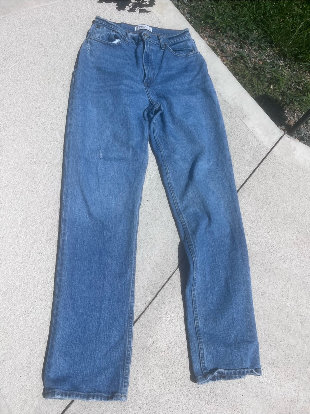 Abercrombie & Fitch • Women’s jeans •
Size 8 Long• 90s straight ultra high rise